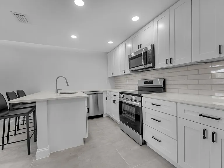 381 SE 15th Ave #1 — Photo 3