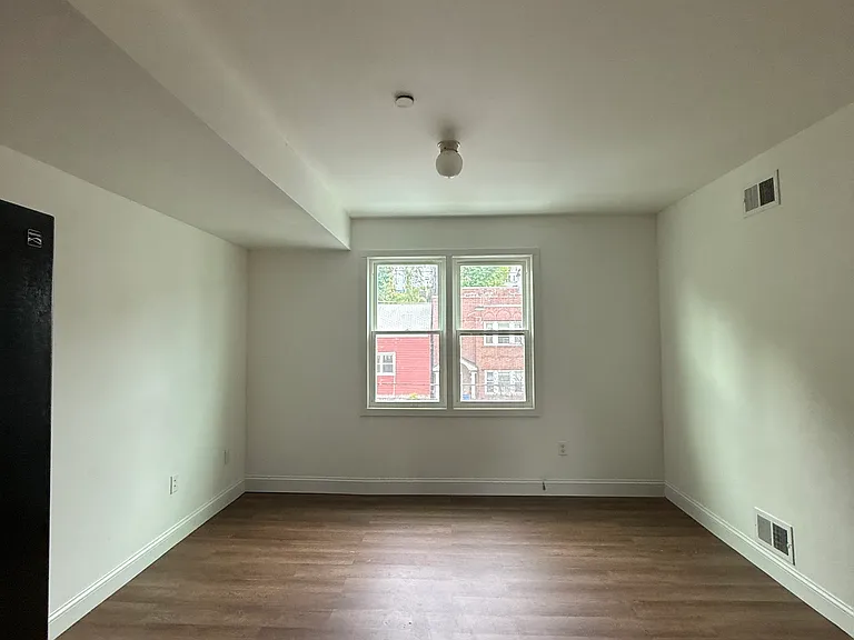 279 York Ave — Photo 9