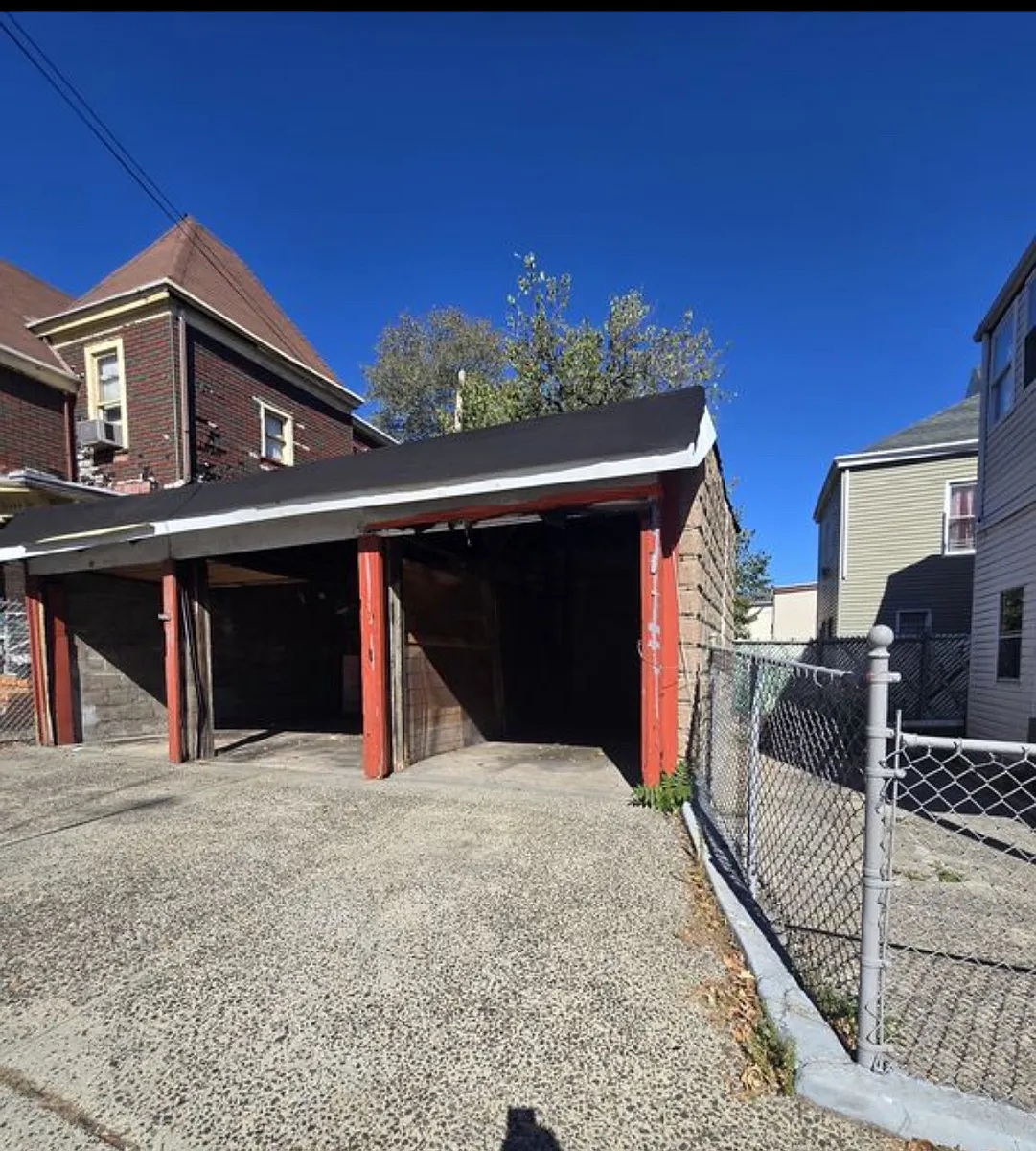 Building Photo - 176 Summer Ave #1L