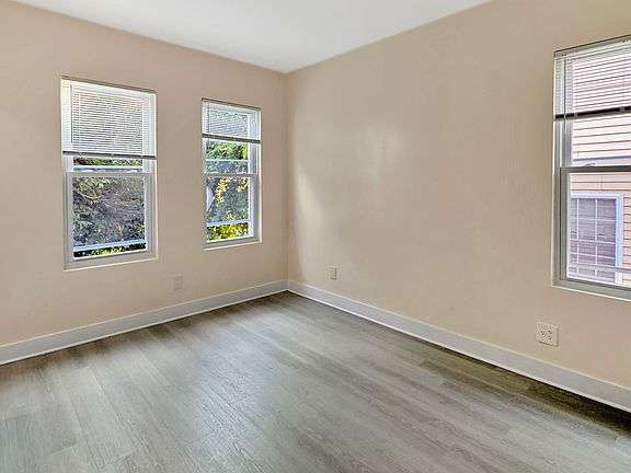 LIVING ROOM (UN-STAGED)