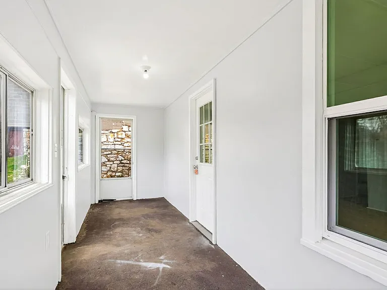 221 N Crysler Ave — Photo 3