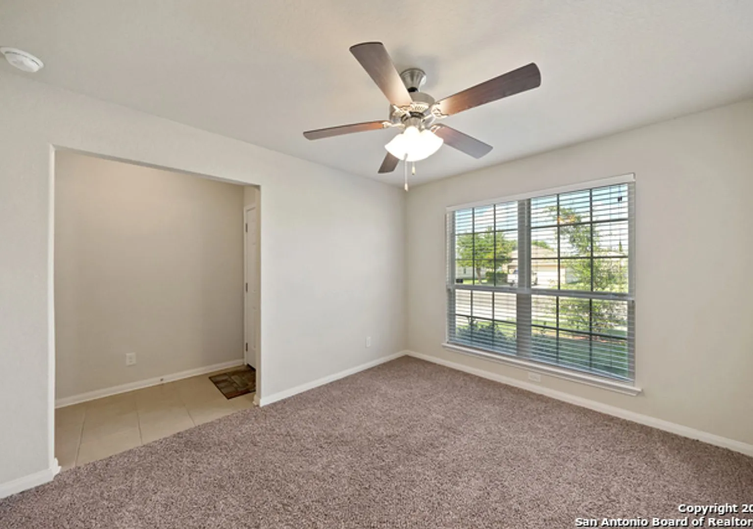 4 Bedroom/2.5 Bath Mesa Creek Subdivision — Photo 4