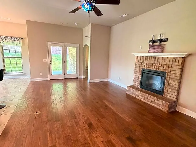 1104 Lakeview Dr — Photo 3
