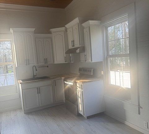 4th image of 403 Main St