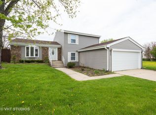 1907 Scarboro Dr, Glendale Heights, IL