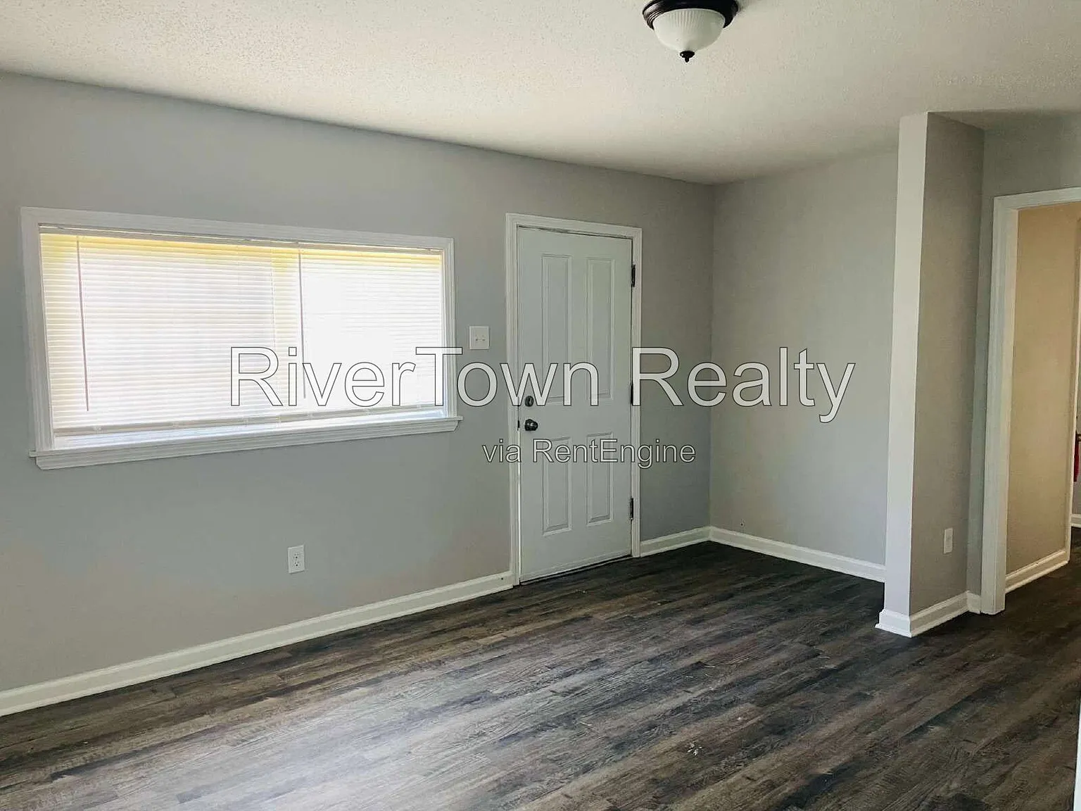 3 bed, 1.0 bath, 808 sqft, $995 — Photo 2