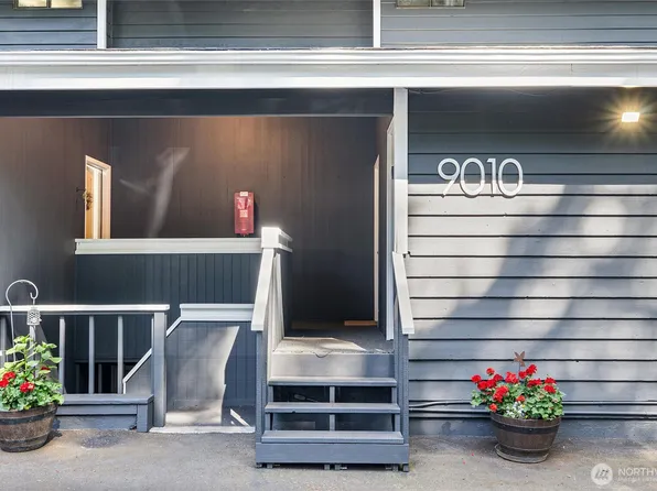 9010 236th Street SW, Edmonds, WA 98026
