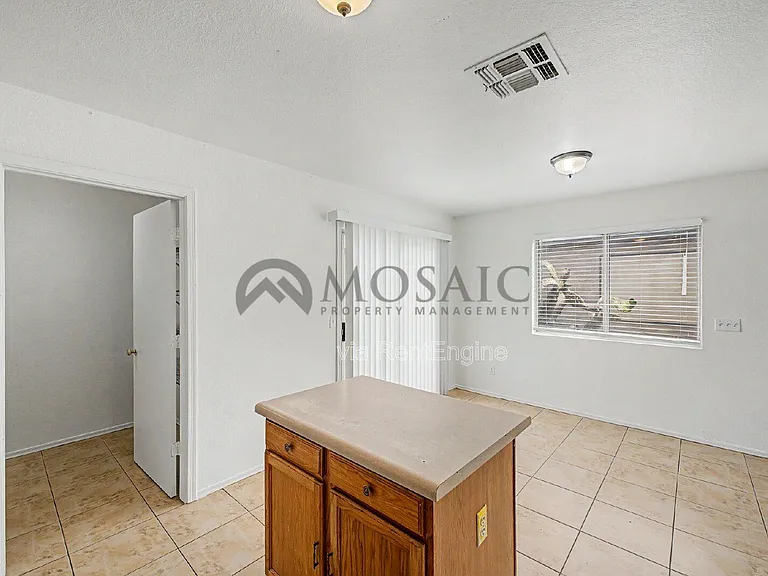 1004 E Cowboy Cove Trl — Photo 9