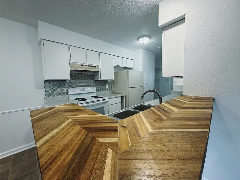 9906 Hundred Oaks Cir #B — Photo 9