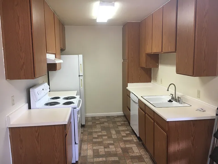 Cedarwood Apartments — Photo 12