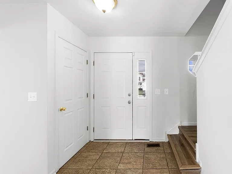 2403 Miriam Ave — Photo 4
