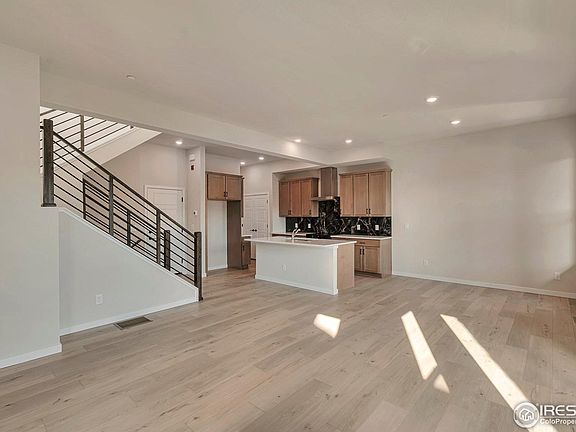 5th image of 559 Canary Ln