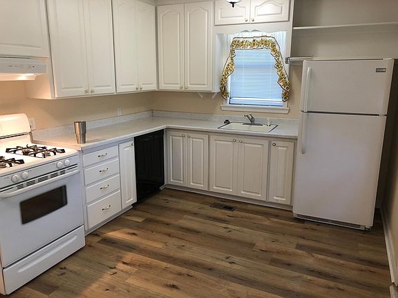 Very nice kitchen, new flooring