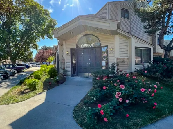 5012 Emerald Dr #17, Lincoln, NE 68516