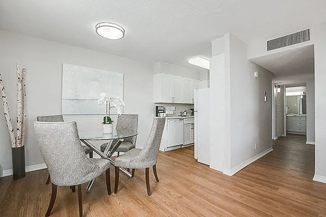 606 Victoria Ave — Photo 6
