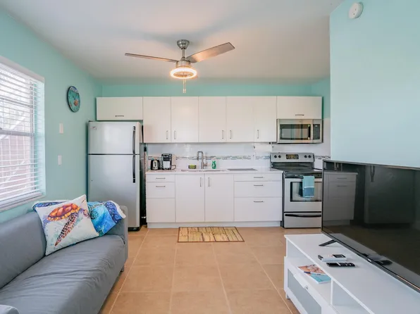 11160 3rd St E APT 3, Saint Petersburg, FL 33706