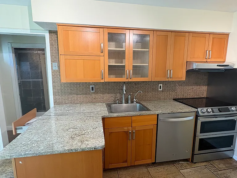 5 Manors Dr — Photo 2