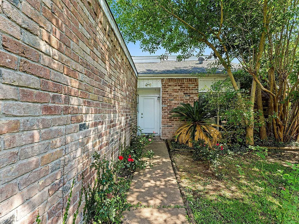 13307 Robinglen Dr