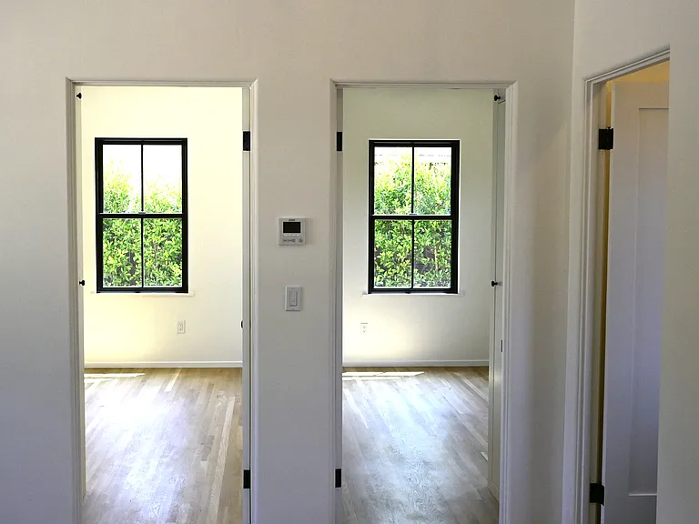 1964 Addison Way — Photo 15