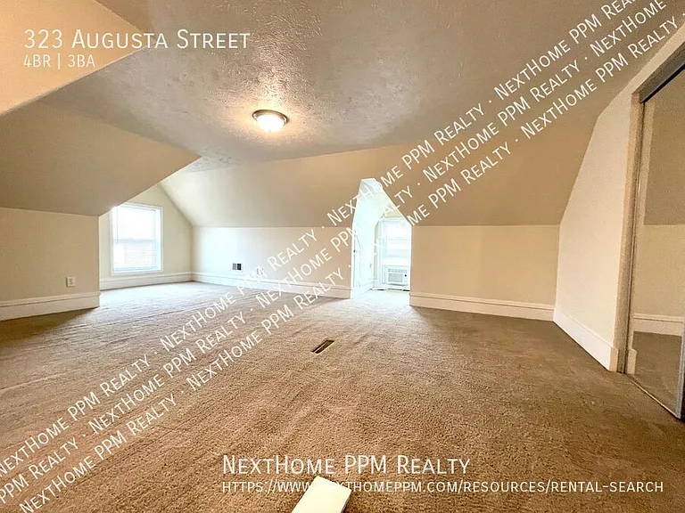 323 Augusta St — Photo 24