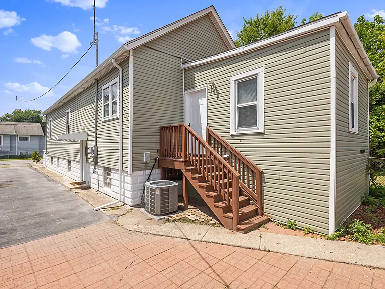 6039 Jackson Ave — Photo 12