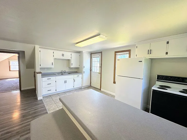 1628 Deckner Ave — Photo 3