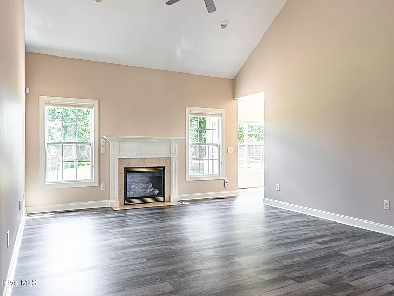 11 Victoria Dr — Photo 12