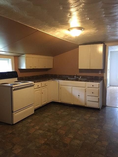 2nd image of 1010 N Pierce St
