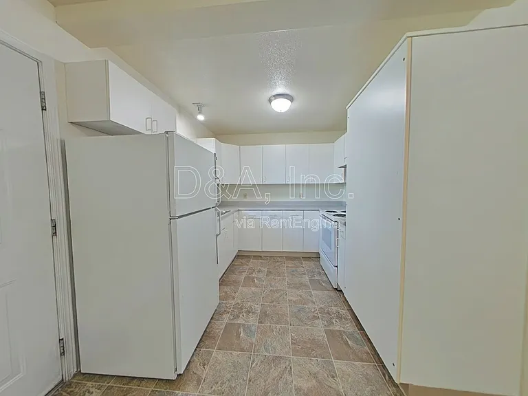 725 SW 13th St #3 — Photo 3