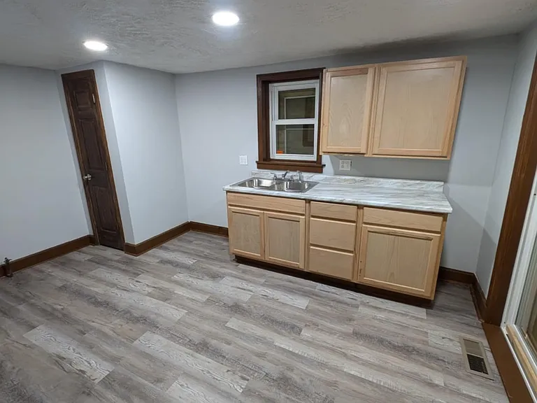 2533 Rowan St — Photo 6