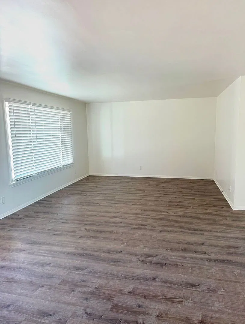 Stunning 4 Bedroom, 2 Bathroom House — Photo 4