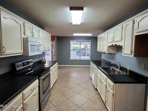 4th image of 5194 Wildwood Dr