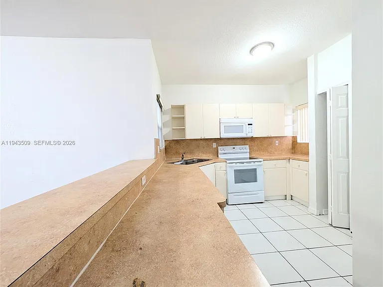 825 SW 6th Pl — Photo 9