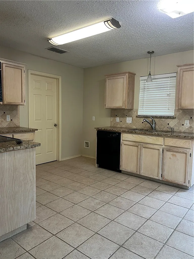 3 bed, 2.0 bath, 1060 sqft, $1,800 — Photo 2