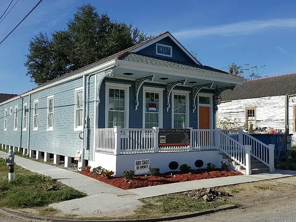 1200 Louisa St