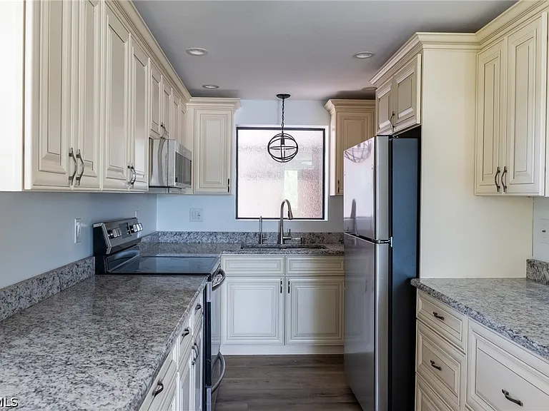 14562 Riverside Dr — Photo 2