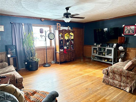 4th image of 233 E Wills Ave