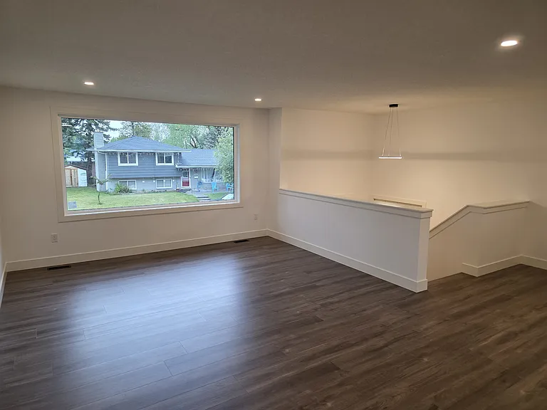 908 Canford Cres SW — Photo 2
