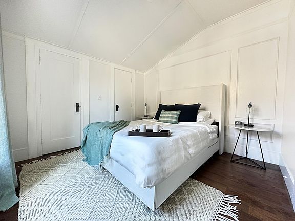 Get a good nights sleep in this cozy queen size bed