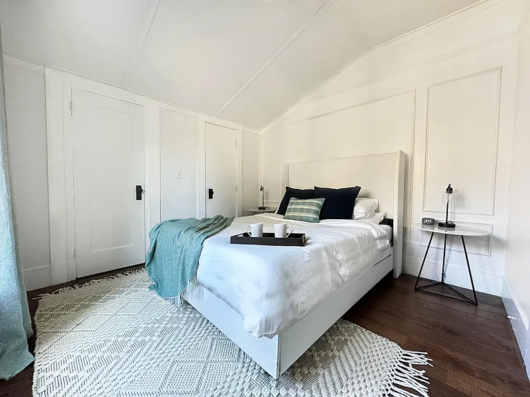 Get a good nights sleep in this cozy queen size bed