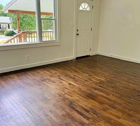 5th image of 405 Greenwood Cir