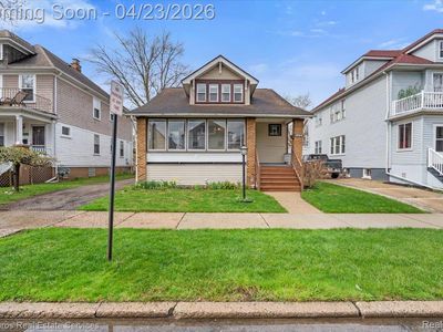 1053 Wayburn St, Grosse Pointe Park, MI, 48230