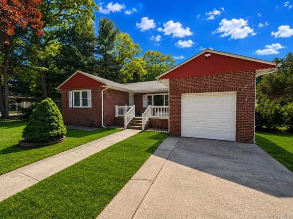 28 Jonas Boulevard, Centereach, NY 11720