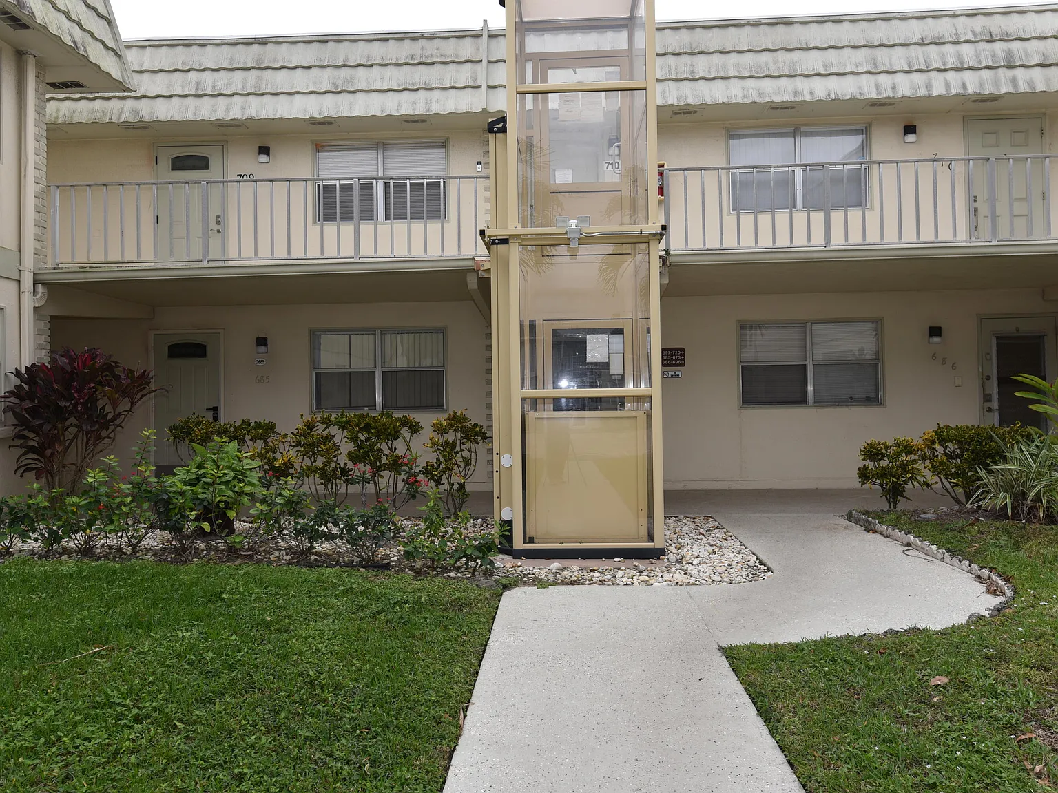 1 bed, 1.5 bath, 726 sqft, $1,200 — Photo 1