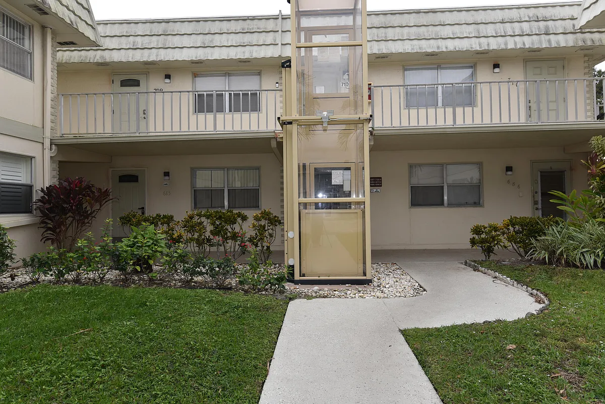 Photo 1 of 14 - 715 Saxony Pl #O - Delray Beach, FL Primary Photo - 715 Saxony Pl #O