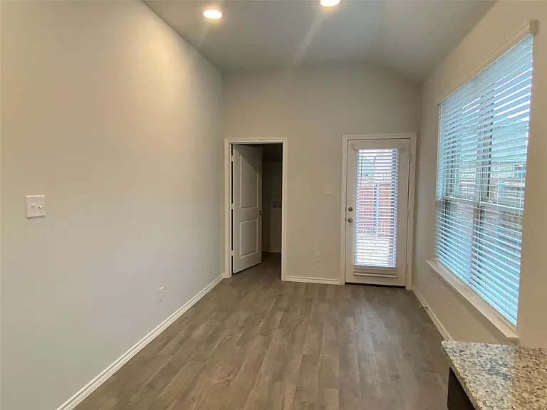 1805 Wayne Ln — Photo 4