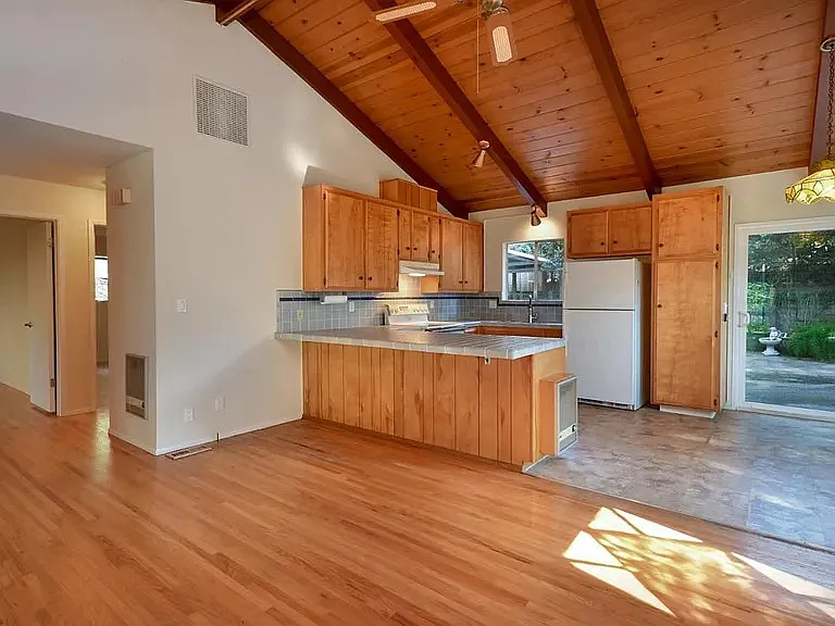 115 Estates Dr — Photo 2