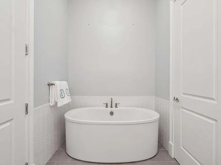 376 Broad St — Photo 23