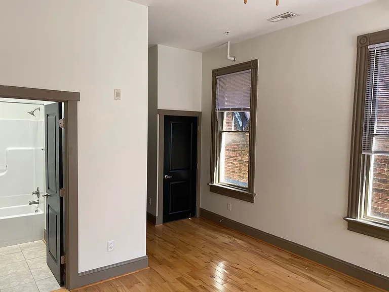 217 E Grace St — Photo 9