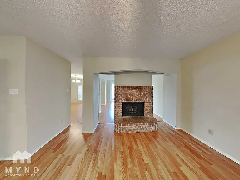 3205 Meadowview Dr — Photo 3